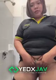 คลิปหลุด คอลเสียว สาวอ้วนหุ่นหมีเกิดอาการเงี่ยนเลยแวะห้องน้ำปั้มตั้งกล้องอัดคลิปเปิดนมพร้อมแหกรูหีให้ดู