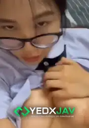 คลิปหลุด OnlyFans bow_than น้องโบว์ใส่ชุดนักเรียนแอบแม่ติ้วหีในห้องนํ้าโคตรยั่วหัวควยเด็กแว่นเก็บกด xxx น่าเย็ดหีสุดๆ