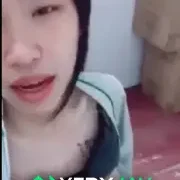 คลิปหลุด สาวเซเว่นคอลเสียว แอบหัวหน้ามาเปิดนมให้ผัวดูในห้องสต็อคของ เด็ดๆ