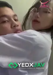 คลิปหลุดมาใหม่ มอปลายโรงเรียนดัง xxx น้องแว่นกับหนุ่มนักบอล นัดเย็ดในห้องน้ำในโรงเรียนขึ้นขย่มให้อย่างร่านควยเสียวได้ใจคนเดินผ่านไปผ่านมาแต่ยังซอยหีไม่หยุด