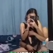 คลิปหลุด ตํารวจหัวเกรียนตัวร้าย xxx แอบมาเย็ดเมียเพื่อนด้วยกันตอนไปทํางานจัดท่าหมาขย่มหน้ากระจกซอยหีเสียว