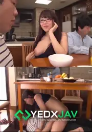 หนังโป๊ญี่ปุ่น ผัวไม่สนใจแอบเสียวหลาน xxx น้าสาวเงี่ยนไม่ไหวผัวไม่เย็ดนานไม่สนใจเปิดนมอ่อยหลานผัวอย่างเสียวก่อนมุดไปเย็ดใต้โต๊ะกลางบ้าน